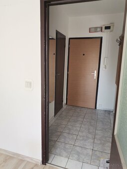 Prenajmem 2izbovy byt vo Vrbovom - 4