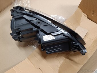 Ľ predný Bi-xenon VW Passat B7 - 4