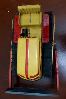 staré hračky : pásový buldozér KDN - 4