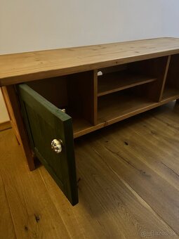 Masívny stolík pod TV - 4