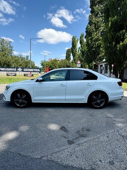 Volkswagen Jetta - 4