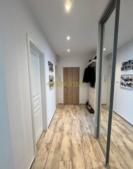 Veľmi pekný zrekonštruovaný 3- izbový byt s lodžiou na  ulic - 4