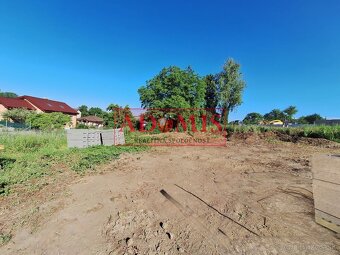 Predám pekný stavebný pozemok 820m2 Bohdanovce, projekt,všet - 4