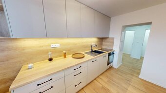 ČERSTVÁ REKONŠTRUKCIA Dvojizbový byt s 2 balkónmi v centre - 4