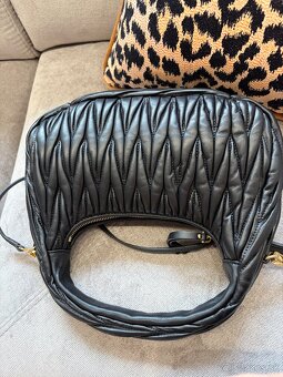 miu miu čierna kabelka - 4