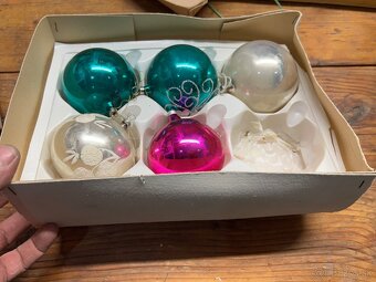 Staré Vianočné ozdoby s lampiónom a káblami. - 4