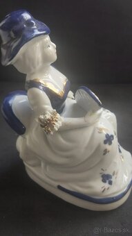 porcelánová soška dámy s vejárom a ležiacim psom - 4