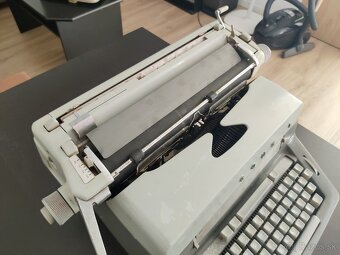 Predám písací stroj Consul 203 - 4