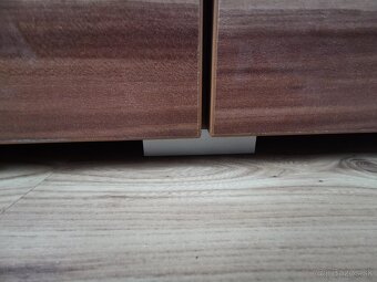 Predám skrinku/komodu  pod TV s 3-mi šuplíkmi - 4