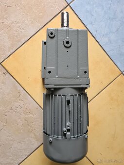Predám priamu a šnekové prevodovky SEW - 4