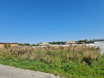 Na predaj dva rožné stavebné pozemky 640 m2, 741 m2 - 4