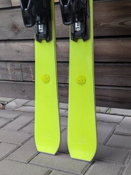 Prémiové švýcarské lyže AK YELLOW POP, 160cm, 2023 - 4