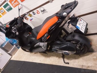 Aprilia SR MAX 300 - 4