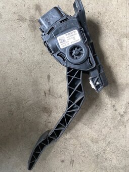 Rozpredam Volvo XC60 I 2,4d 2008-2016 - 4