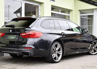 BMW Řada 5 M550d XD HUD B&W MASAŽ PANO 294 kw - 4