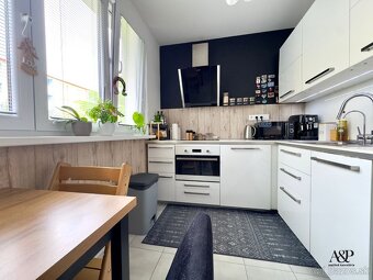 NA PREDAJ 2 IZB. BYT S BALKÓNOM, 51M2, KALINČIAKOVA UL., SEN - 4