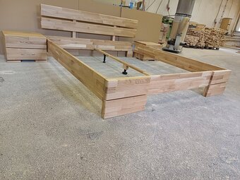 Predám masívnu dubovú posteľ 180x200 + 2 nočné stolíky - 4