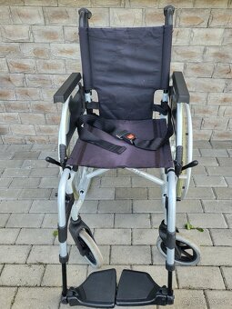 invalidny vozík 42cm pridavne brzdy pre asistenta odľahčeny - 4
