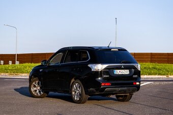 Mitsubishi Outlander Hybrid 2013 - 4