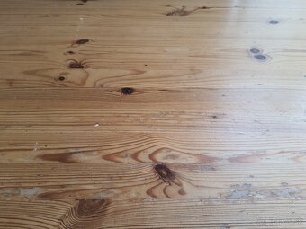 Drevený jedálenský stôl s 4 stoličkami - 4