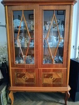 Jedálenská suprava
 - 4