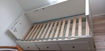 Posteľ, skriňa, stolík - 4