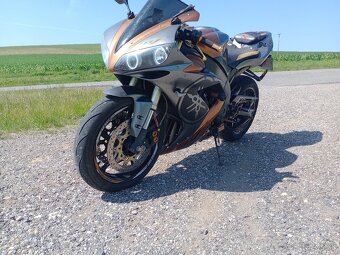 Yamaha R1 - 4