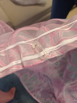 Krásne ružové záclony do detskej izby - kvety, motýle - 4