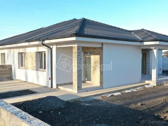 VEDĽA TERMÁLNEHO KÚPALISKA - 4 IZBOVÝ RODINNÝ DOM TY… - 4