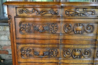Vyrezávaná dubová komoda - 4