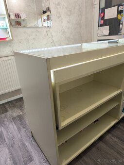 Predajný pult pre šperky so zariadením predajne - 4
