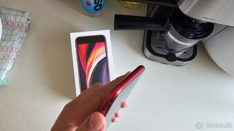 Apple iPhone SE 2020 product RED - 4