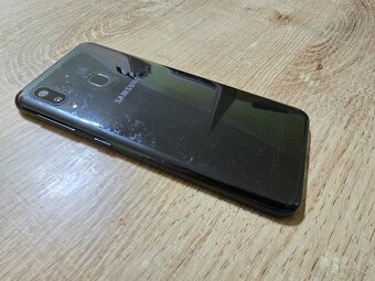 Samsung A20e ma len bezne znamky pouzivania ale ziadne prask - 4
