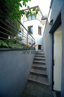 Rodinná oáza pokoja a luxusu – veľkorysý 6-izbový dom s altá - 4