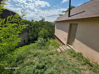 Chatka neďaleko Hrona v krásnej prírode - 4