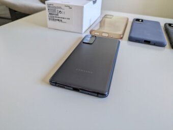 Predám Samsung Galaxy S20 FE - 4