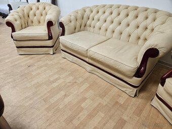 CHESTERFIELD ŠTÝL,MÁSLOVEJ FARBY KOMB.S DREVOM - 4