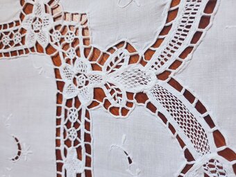 Krásny biely obrus zdobený bohatou ručne šitou krajkou 87x87 - 4