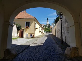 Podkrovný byt na hradnom kopci v strede Nitry s parkovaním - 4