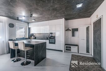 Dizajnový 3 izbový byt na predaj s garážovým státím - centru - 4