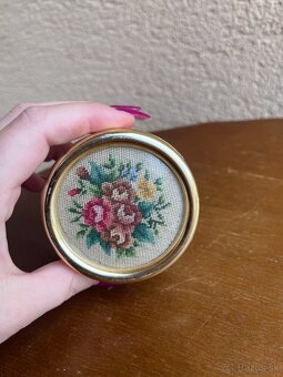 Hracia skrinka s vyšívaným kvetinovým motívom - 4