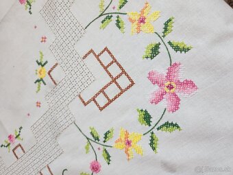 Krásny maslovy kruh zdobený výšivkou ružových a žltých kveto - 4