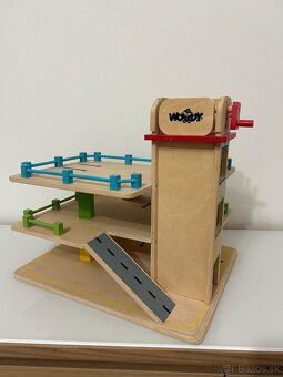 Predám drevené hračky - detská garáž - 4