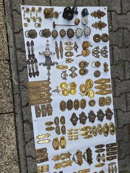 STAROŽITNÉ KOVANIA NA NÁBYTOK - 4