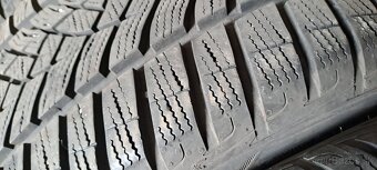 Predám 4ks pekné zimné 225/40r18-92V Good Year - 4