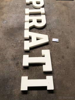Nápis “PIRÁTI” - 4