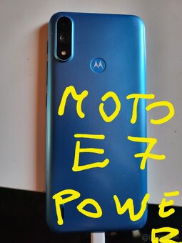 Predám 4ks mobilov,pokazený display - 4