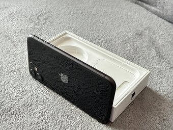 Dobrý stav | Čierny iPhone 11 64GB s obalmi v cene - 4
