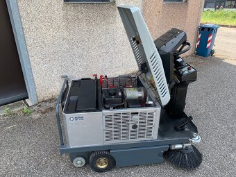 NILFISK SR 1100 Eco zametaci stroj motor benzín Honda+24V - 4