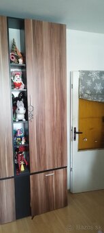 Predám skriňu vyrobenú na mieru. - 4